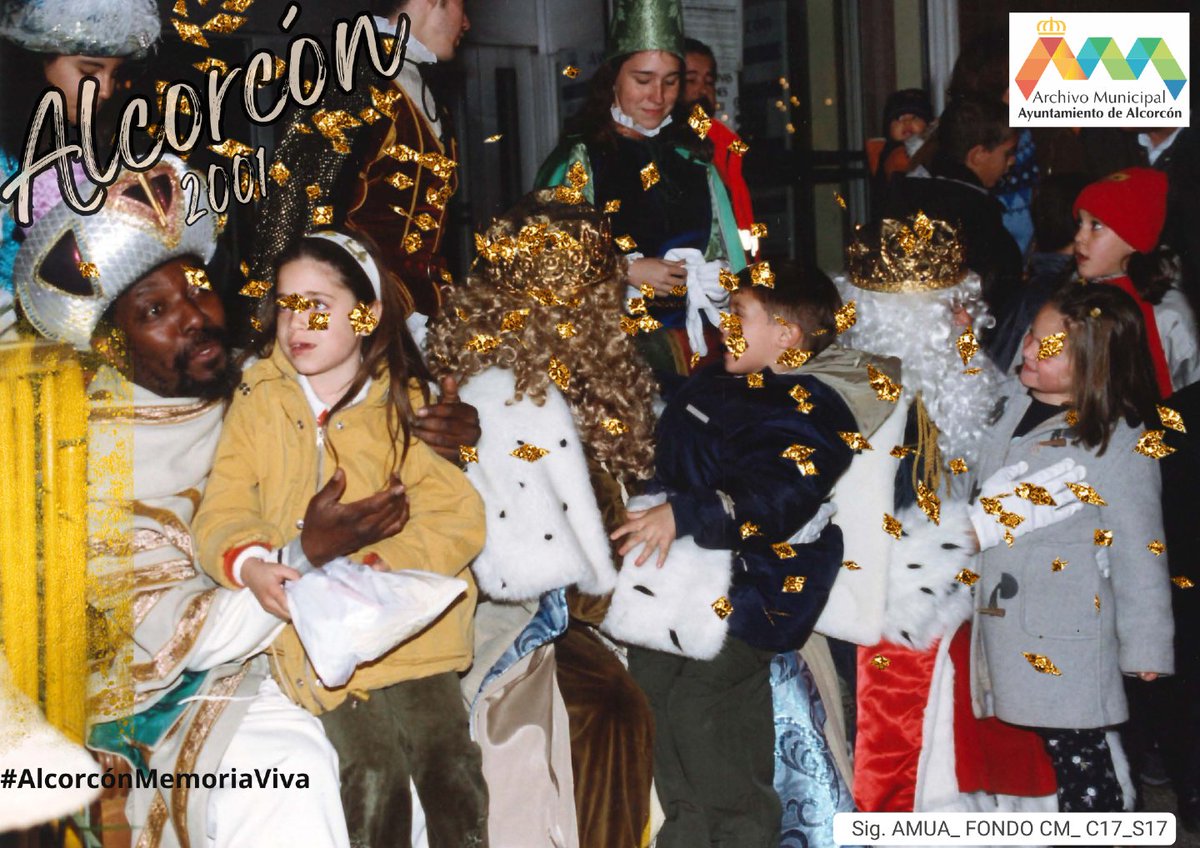 En esta fotografía del año 2000, vemos a SSMM los Reyes de Oriente escuchando y atendiendo las peticiones de los niños. 
En el Archivo somos #TeamBaltasar.... ¿y tú? 
#AlcorcónMemoriaViva