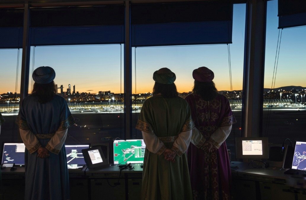 ✈️ ¡Todo listo para la llegada más esperada del año! 👑✨
​Otro año más, los #ReyesMagos 🐪🐪🐪 han estado coordinando con nosotros sus planes de vuelo 📝📍 para la operativa del reparto de los 🎁🎁 durante la noche de #Reyes2026 🌠.
​En una operación secreta 🤫💼, durante la