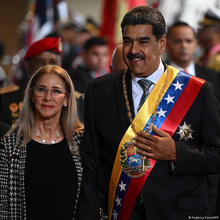 The_Siyah_ben's tweet image. Trump olayı süslüyor ama Maduro ülkenin "en sağlam" diye nitelendirilen askeri üssünde 5000 silahlı askerin tam ortasındaki özel korunaklı bir üsten alınıyor.Hatta üsteki hava savunması ve S300'ler kendi askerlerince saf dışı bırakılıyor ve paketlenip veriliyor
Direkt satılıyor !