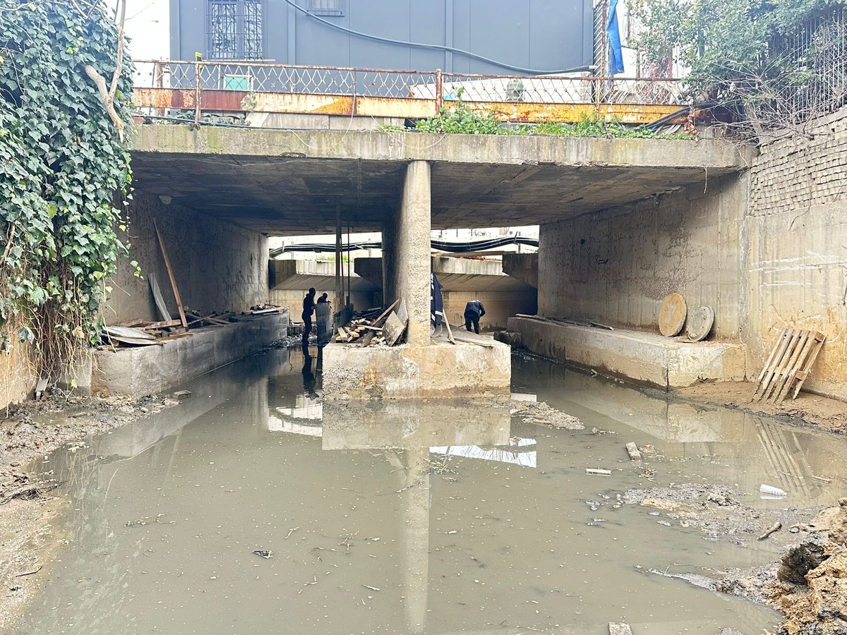 Tuzla deresinde;dere önünde 90cm set yaparak,yağışların denize gitmesini engelleyen ve arkasında malzeme biriktiren yaya köprüsü tabanı revize edilerek derenin lineer akışı sağlanmıştır.Göllenme oluşmasın diye yapılan Su Alma yapısnın iptaliylede Tuzla İBAAT’ın yükü azaltılmıştır