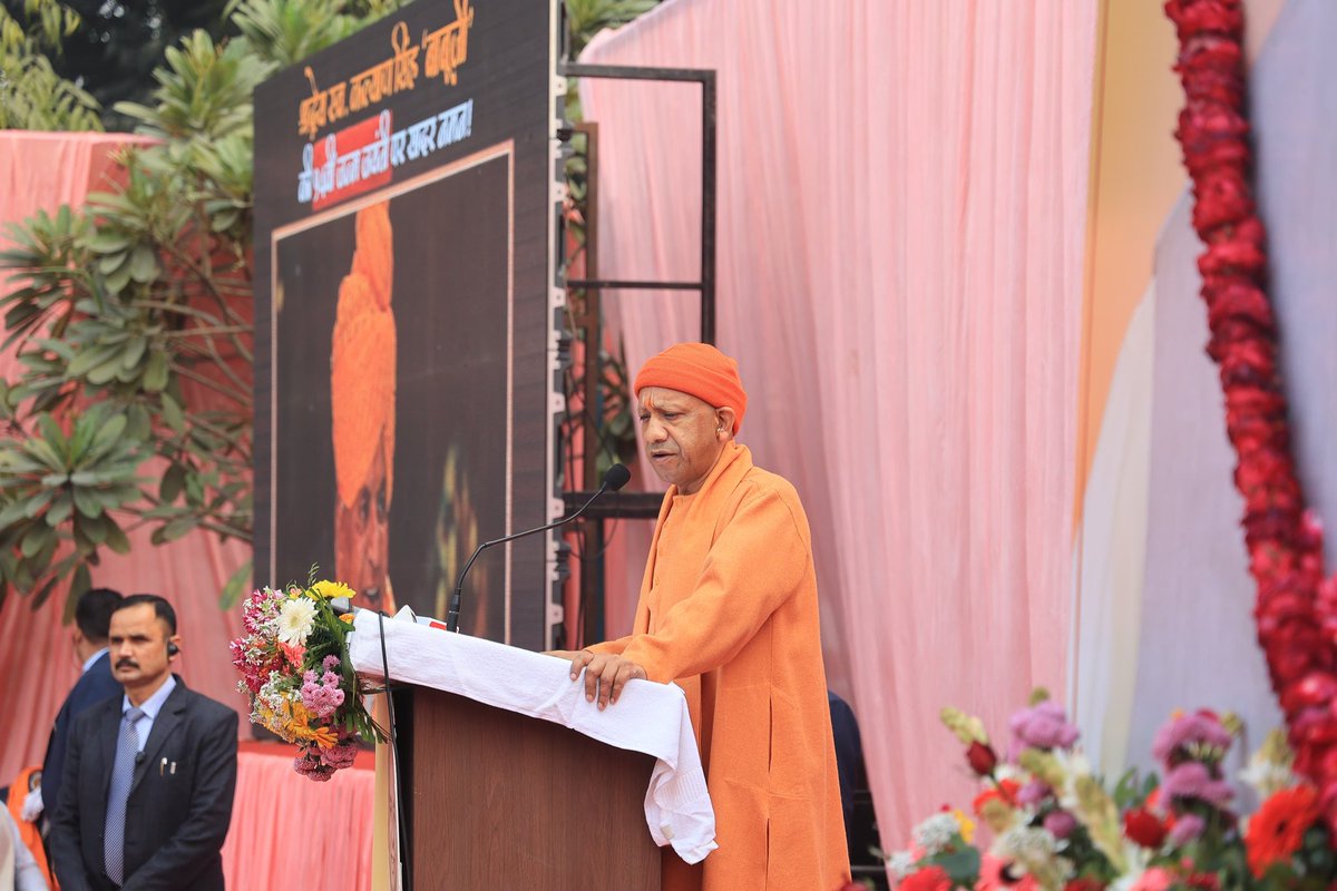 thisissanjubjp's tweet photo. श्रद्धेय स्व. कल्याण सिंह 'बाबूजी' की 94वीं जन्म-जयंती के पावन अवसर पर आज लखनऊ स्थित आवास पर आयोजित कार्यक्रम में माननीय मुख्यमंत्री श्री @myogiadityanath जी की गरिमामयी उपस्थिति ने इस अवसर को और भी स्मरणीय बना दिया।

इस अवसर पर बाबूजी के आदर्शों और राष्ट्रनिष्ठ मूल्यों को आगे बढ़ाने का संकल्प और अधिक सुदृढ़ हुआ।

एक अभिभावक के रूप में आपकी उपस्थिति हमें सदैव ऊर्जा और संबल प्रदान करती है। आपका हृदय से आभार माननीय मुख्यमंत्री जी!
