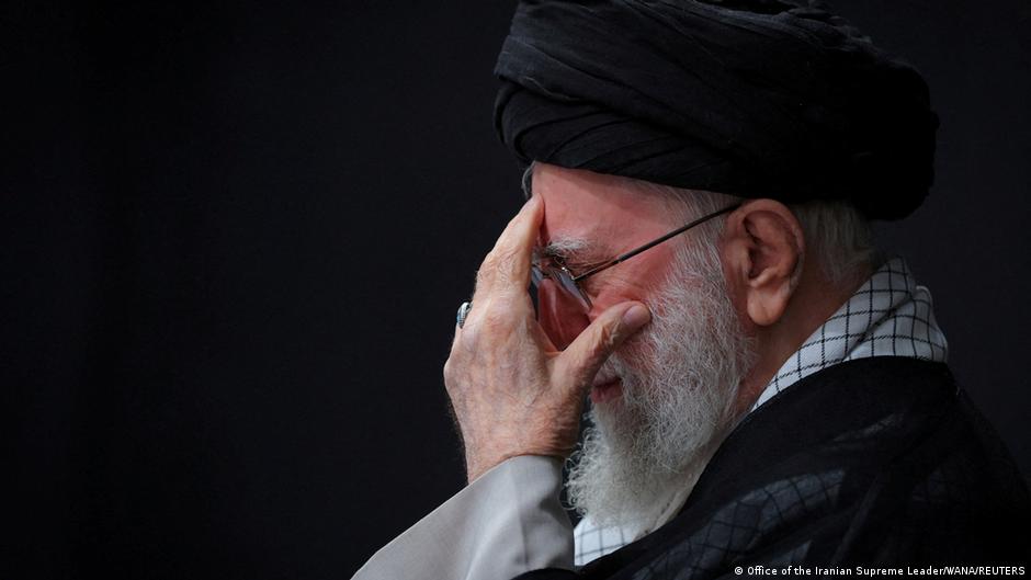 dw_russian's tweet image. Верховный лидер Ирана готов бежать в Москву в случае усиления протестов, сообщает The Times со ссылкой на британскую разведку. 86-летний аятолла Али Хаменеи планирует покинуть Тегеран, если увидит, что армия и силы безопасности перестанут выполнять приказы и перейдут на сторону…