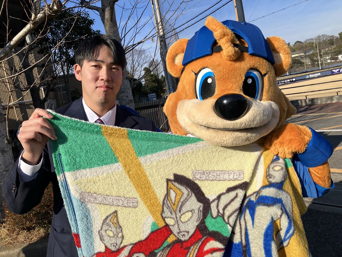 FightersPR's tweet photo. カビーも新人選手をお出迎え🐻

#半田南十 #藤森海斗
#常谷拓輝 #横山永遠
#lovefighters https://t.co/te0C7w8Uyu