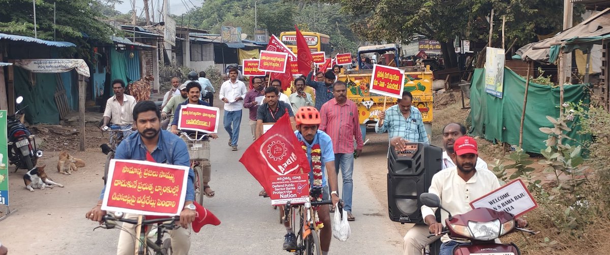 andhra_union's tweet photo. Com. NS Ramaraju was given a warm welcome by the comrades of the Kakinada Co-ordination Committee at Tuni on 3rd Jan 26. On the occasion, pamphlets highlighting the importance of Bank Nationalisation were distributed among the public at Tuni. https://t.co/ImwZktaYhG