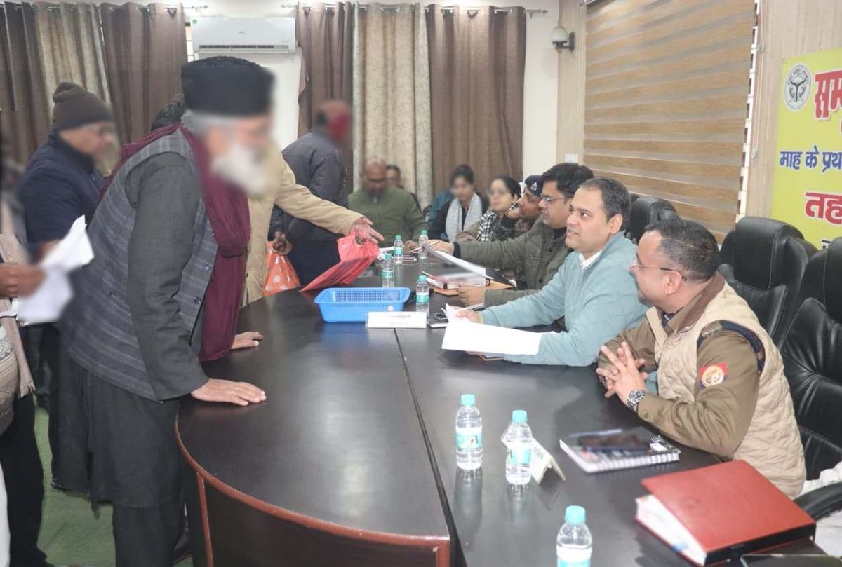 संपूर्ण समाधान दिवस के अवसर पर तहसील सदर में जनसुनवाई की गई।
संपूर्ण समाधान दिवस में चिन्हित शिकायतों एवं समस्याओं का गुणवत्तापूर्ण निस्तारण कराने के साथ ही ठंड के दौरान आमजन की सुविधा और सुरक्षा के दृष्टिगत भी विशेष सक्रियता बरतने के संबंध में अधिकारियों को जरूरी निर्देश दिए गए।