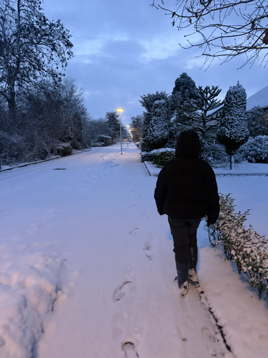 M27052410's tweet photo. eigenlijk is het jammer dat de sneeuw niet een weekje eerder kwam, met moeite kreeg ik deze 2 mee naar school.  #sneeuw https://t.co/WETc58rq6a