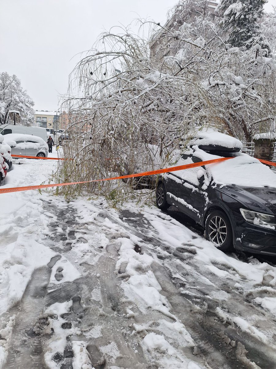 SSP_Vracar's tweet image. .@prijavi_problem 

U Beogradu kada padne sneg kao da je armagedon.

Nevesinjska zatvorena za saobraćaj.