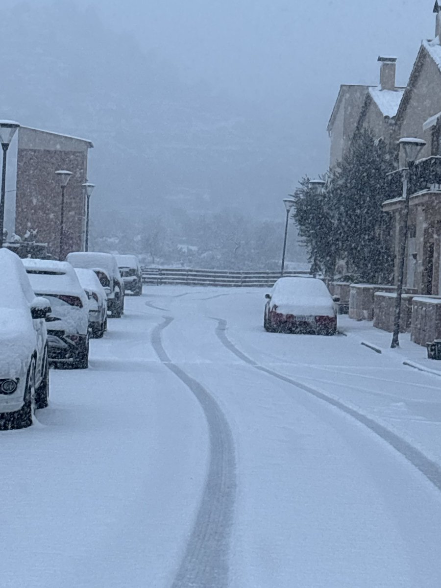 AlbertSalvadoB's tweet photo. Nevada a Cervià de les Garrigues☃️❄️ https://t.co/rOFxRdKSk0