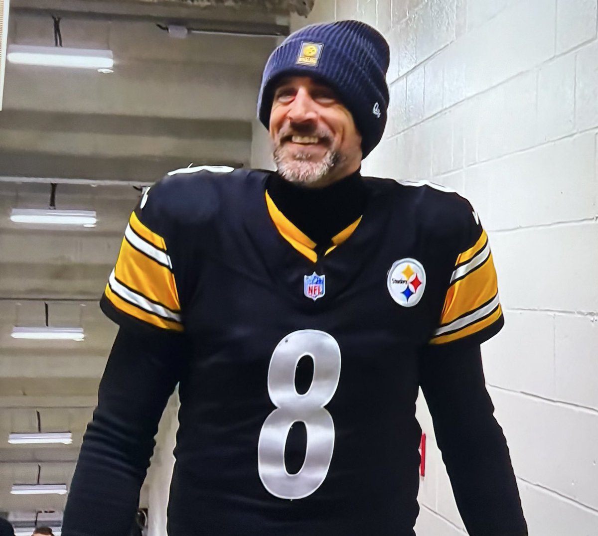 Me dijeron…

Que lo que pasó en Jets fue su culpa.
Que los Steelers no serían mejores, que no mejoraba a Wilson/Fields.
Que iba a romper el vestuario.
Que no entrarían en playoffs.
Que había 25 QBs mejores en la liga.
Que no podía lanzar.
Que estaba acabado.

Sí, eso me dijeron.