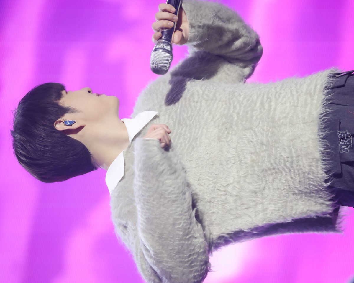 freedom_of_cs's tweet photo. 260104 Endand 대구 Day2 #이창섭 
#LEECHANGSUB @LeeCS_BTOB 

🍑 아니 이거 뭐라그러지? 
👧 앙고라?
🍑 어어어 앙고라! 더워가지구 땀나...(파닥파닥파닥) https://t.co/RxZJsBMBdZ