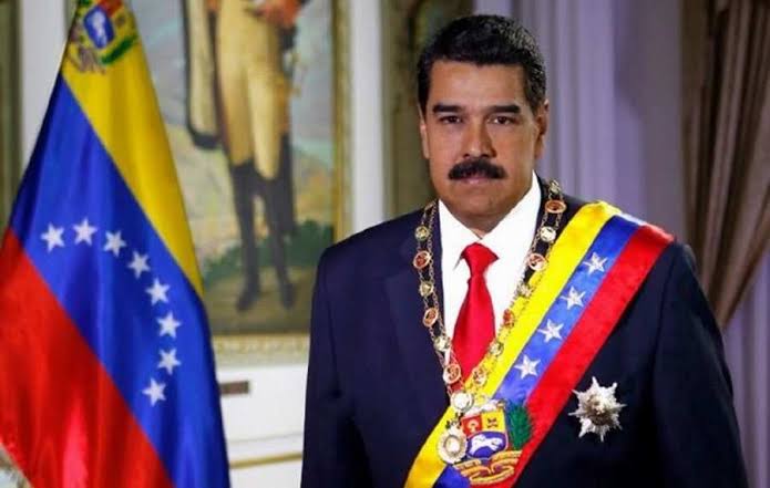 The_Siyah_ben's tweet image. Adam etrafındaki cibiliyetsizlerden çekindiği için korumalarını kübalılardan seçmiş fakat onlar da Maduro'yu satıyor

Üstte özel korunaklı bir oda var. Girse nükleer bomba bile etkilemiyor

Ama tam girecekken ayağından yakalayıp çekiyorlar O nedenle ayağından yaralanıyor. Aksıyor