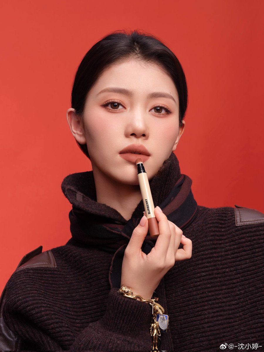 [INFO] - It's been confirmed that #XIAOTING will be collaborating with the brand BURBERRY BEAUTY to promote the Burberry Kisses collection! Official photos featuring shades 652 Warm Dusk and 656 English Tea have just been released!🔥

#Kep1er #케플러 @Official_Kep1er