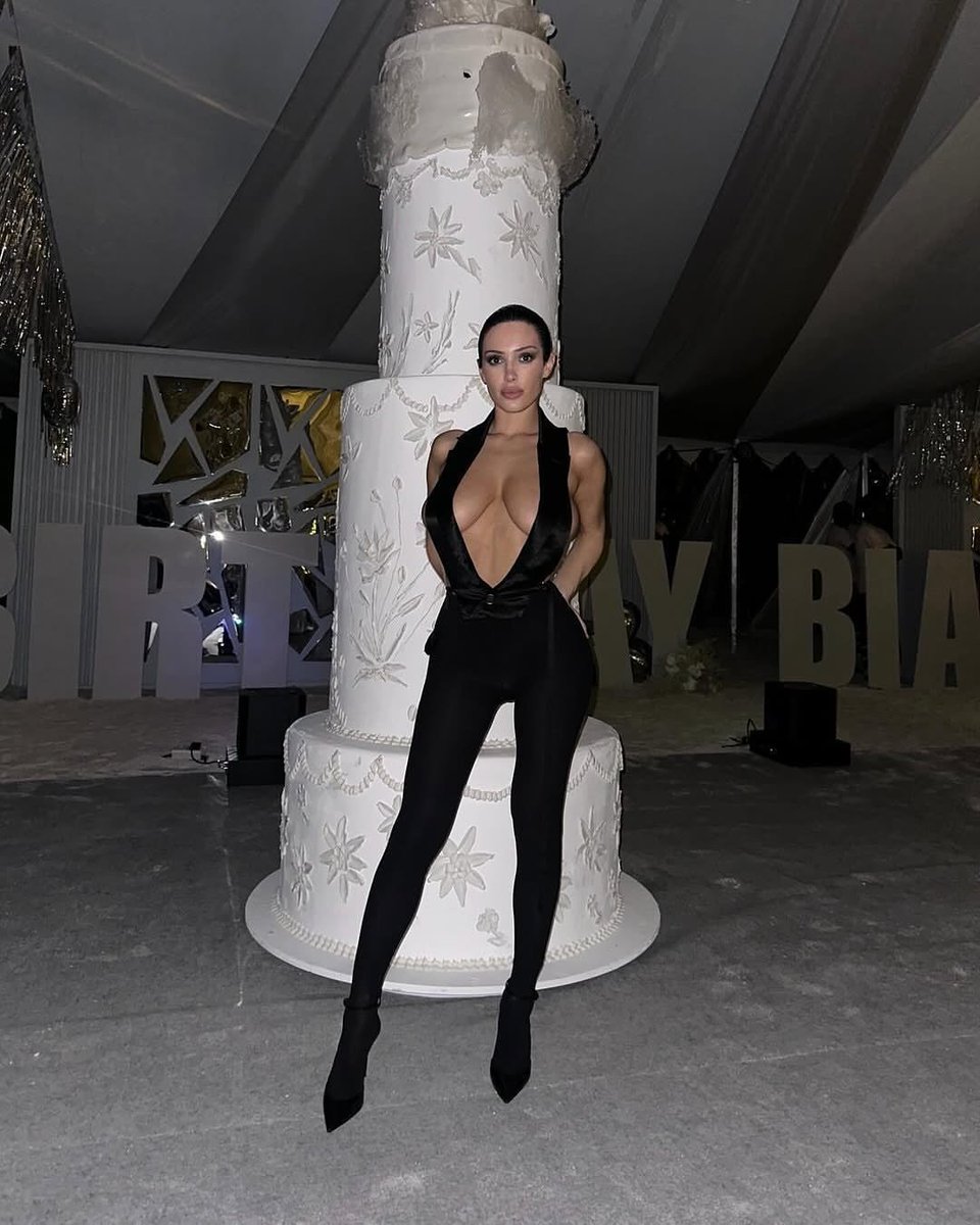 TheLifeofEllie7's tweet image. Born January 5, 1995, Ye's wife Bianca Censori turns 31 today and continues to redefine bold style, architecture, and performance art. From Yeezy innovations and that unforgettable Grammys moment to her groundbreaking BIO POP debut—here's a thread celebrating the queen 🖤