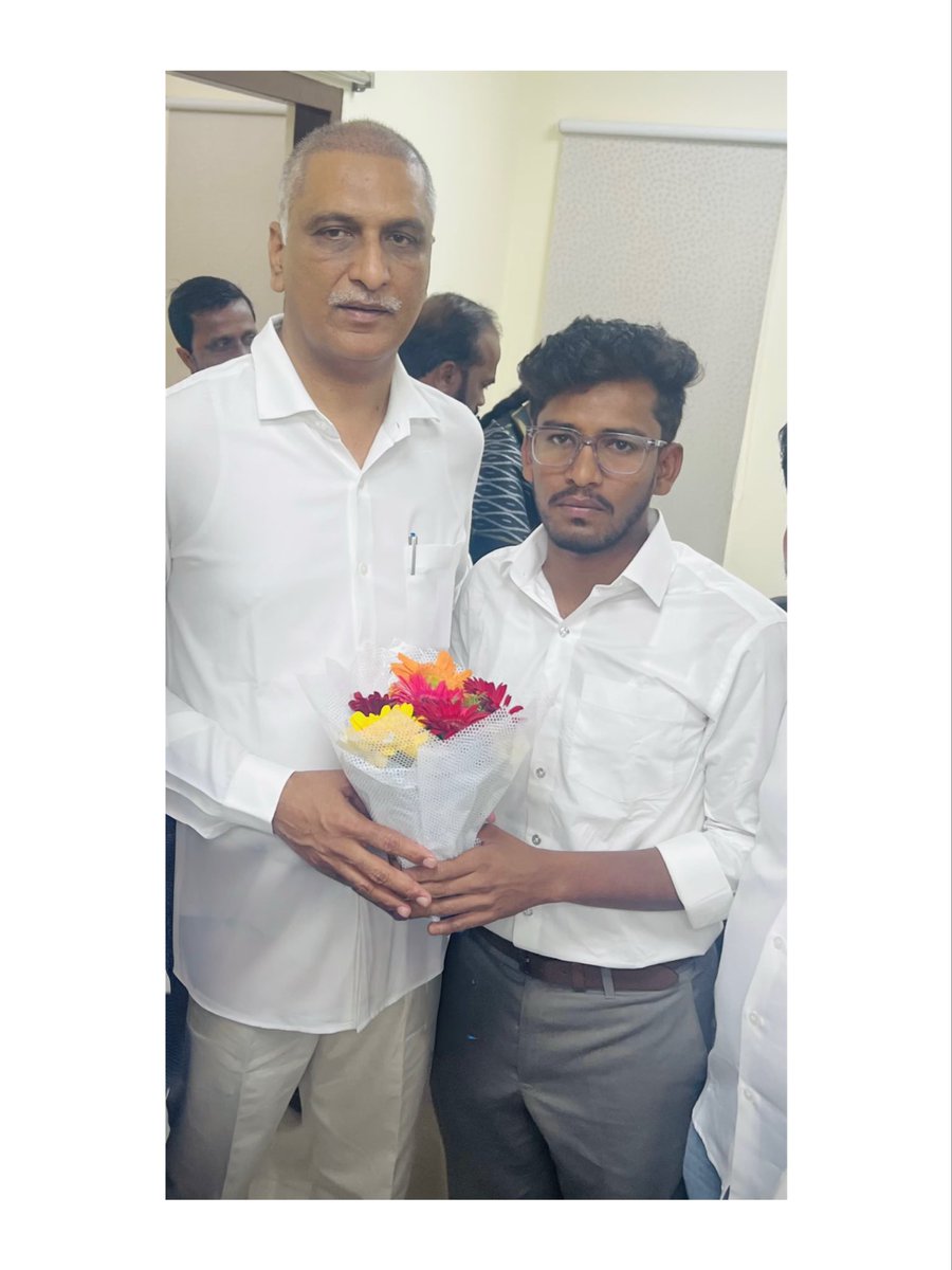 MamidalaPavan4's tweet photo. With @trsharish Anna🦁
troubleshooter and former Health Minister of Telangana State.#siddipetmlaharishrao 
You are truly an inspirational politician for us, Anna. #gulabidhalam #harishanna #ktranna #rammnana #kcr @BRSHarish #brs #ktr https://t.co/Z9tnwIhGPQ