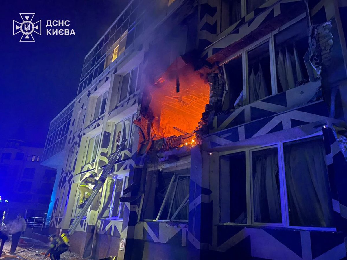 andrii_sybiha's tweet image. This is what Russia’s brutal terror looks like. A regular hospital in Kyiv with a hole from a “Shahed” drone impact. One patient was killed, others injured. 

Russia’s overnight attack damaged critical infrastructure across Ukraine, causing power outages amid freezing…