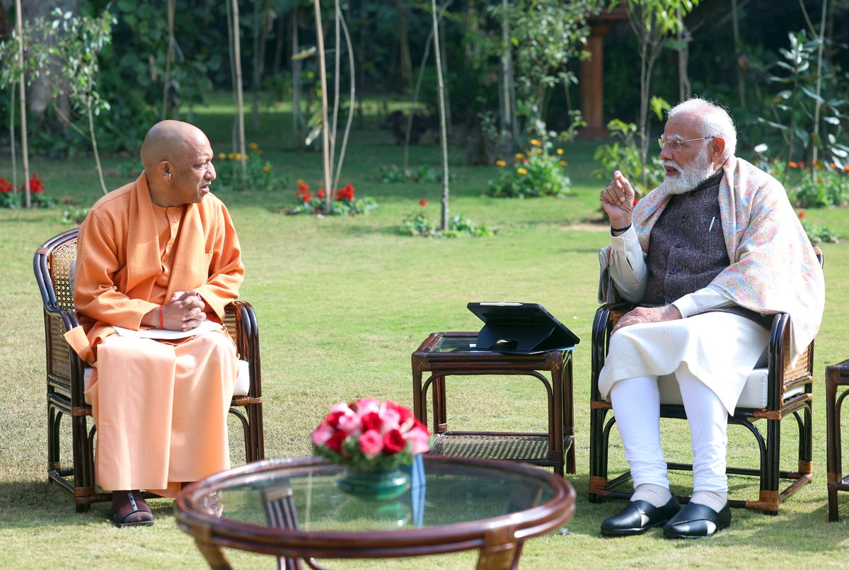 आज नई दिल्ली में आदरणीय प्रधानमंत्री श्री <a href="/narendramodi/">Narendra Modi</a> जी से शिष्टाचार भेंट कर उनका मार्गदर्शन प्राप्त किया।

आपका पाथेय 'नए उत्तर प्रदेश' की विकास यात्रा को और अधिक गति प्रदान करने हेतु सदैव नवीन ऊर्जा का संचार करता है।

अपना बहुमूल्य समय प्रदान करने हेतु हार्दिक आभार