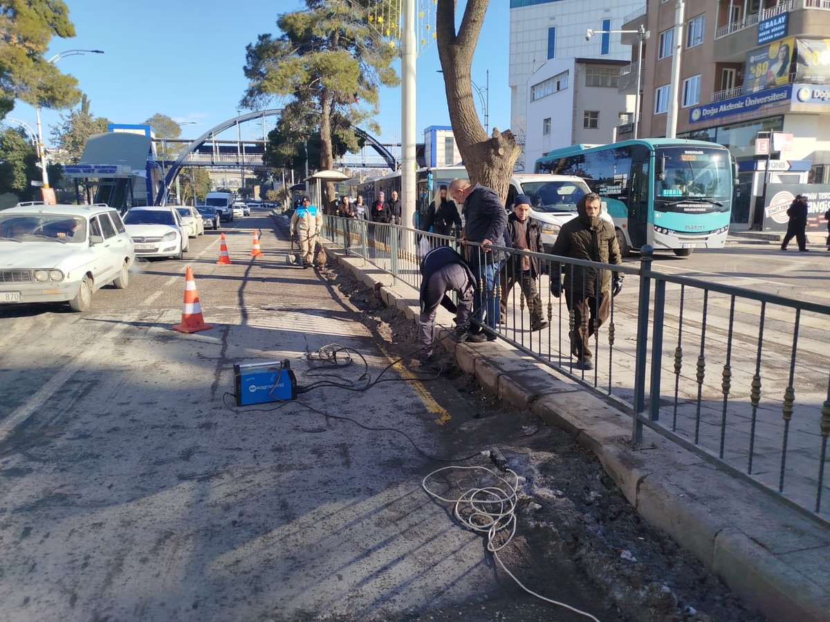 Park ve Bahçeler Dairesi  Başkanlığına bağlı ekiplerimiz;👷🚧👷

Kırılan korkulukların bakım ve onarım çalışmalarını hız kesmeden sürdürmektedir.

<a href="/sanliurfabld/">Şanlıurfa Büyükşehir 🇹🇷</a> 
<a href="/halilaldeniz_/">Halil Aldeniz</a> 
<a href="/Tuba_Yaygin/">Tuba Yaygın</a> 
<a href="/sukrukaracads/">şükrü karaca</a> 
<a href="/musadokuz_/">Musa dokuz</a>