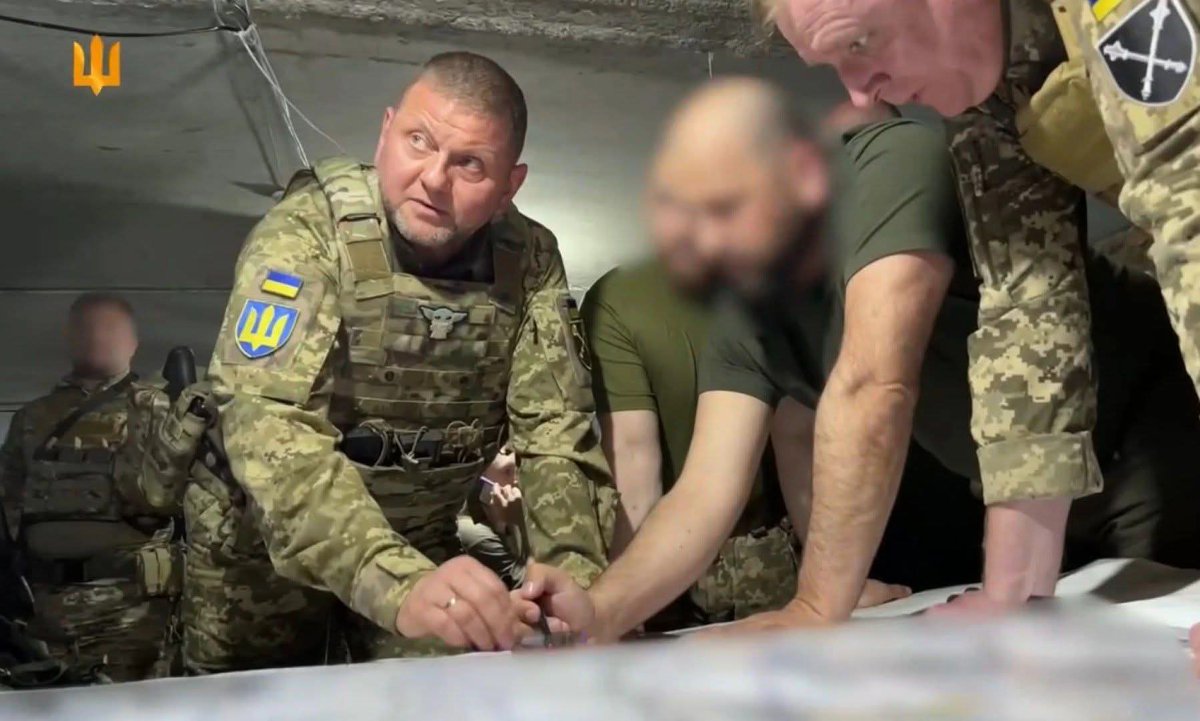 KischukYrii's tweet image. Дмитро Вовнянко 

КОГО НЕ БУЛО У ВЕНЕСУЕЛІ?

Через події у Венесуелі у мене вся стрічка в дописах штибу "от, Штати влаштували Венесуелу за три години, а Москва потикалася зробити Київ за три дні - і обламалася! Ми круті і крутіші за нас тільки верхи в Карпатах!" 

Ні, безумовно,