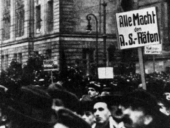 RadicalPast's tweet photo. 05.01.1919: Beginn des Spartakusaufstandes in Berlin: https://t.co/HJ8Ha9017p https://t.co/1w65gCftEi