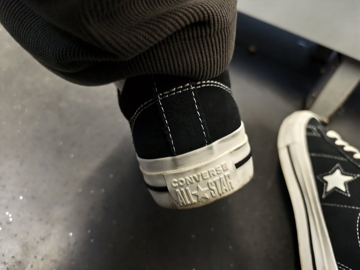 高中穿过一双匡威，很喜欢，就是夹脚，之后就一直没穿过了。直到之前看到说匡威的One star 95是宽版的。于是先去了实体店试了一下，确实还可以。现在已经穿了好几周了，走多一点路也没问题。匡威真的应该多出宽版的鞋子。
#converse #onestar95