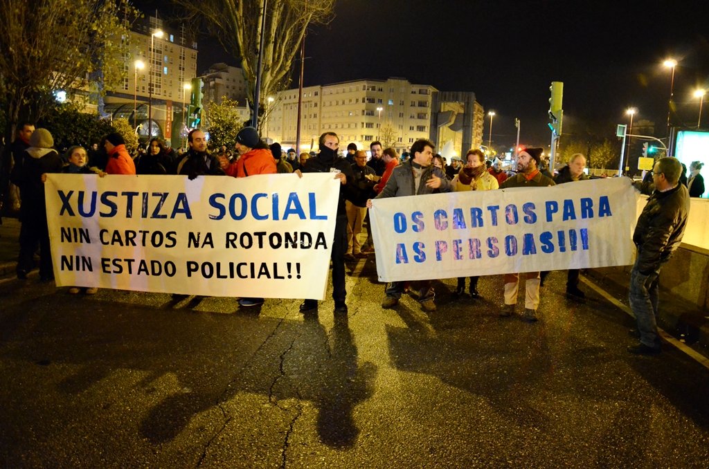 Pouco despois de Gamonal, parte da veciñanza tomou a rotonda de Castelao para manifestar o seu rexeitamento á instalación do Bernardo Alfageme na rotonda. Neste vídeo explícase:

#MoitoPeixeRompeARede "Loita na rotonda de Coia" > youtube.com/watch?v=ISy2Ez…