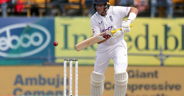 Re_ye5's tweet photo. Rain and bad light halt play in the Ashes 5th Test, with England at 211/3. Root (72*) and Brook (78*) steady at the crease.   https://t.co/LWxEVcG2lf https://t.co/aUjJP2gjLS