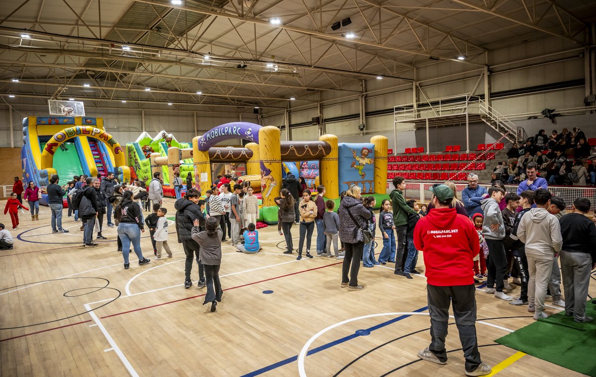 👑✨ Diumenge màgic a la Sala Polivalent! El Patge Reial va recollir les cartes, la xocolatada va fer les delícies de petits i grans, el concurs de fanalets va potenciar la creativitat dels infants i el parc infantil va omplir l’espai de jocs 😊

📸 J. Ribas Falgués

#LaJonquera