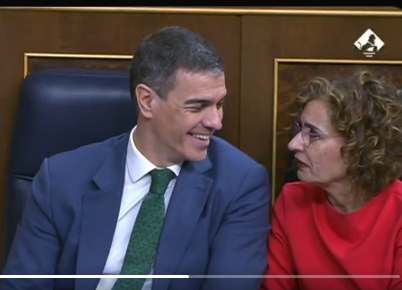 Fijaos como se mofaba Pedro Sánchez de Ione Belarra cuando lo acusaba de seguidismo a Trump, justo lo que está haciendo ahora junto a la UE  mientras secuestra y asesina. Al final como siempre Podemos tenía razón.