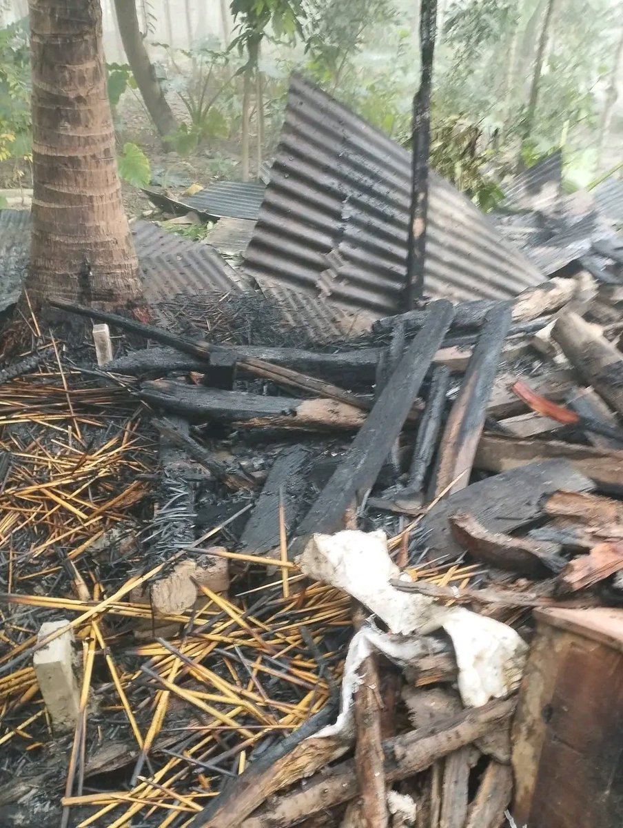 CrackPlatoonBD's tweet image. Last night, extremists set fire to a Hindu family’s home in Titorkandi village, Togarband Union—three separate arson attacks on living spaces and a nearby kitchen. The goal is clear: to force Hindus to leave. Under the Yunus government, extremists enjoy impunity—there will be no…