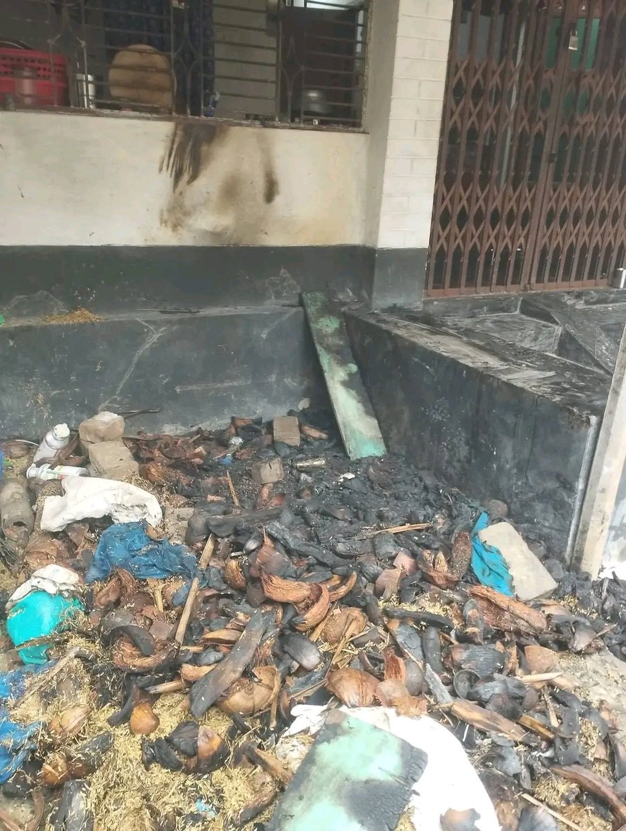 CrackPlatoonBD's tweet image. Last night, extremists set fire to a Hindu family’s home in Titorkandi village, Togarband Union—three separate arson attacks on living spaces and a nearby kitchen. The goal is clear: to force Hindus to leave. Under the Yunus government, extremists enjoy impunity—there will be no…