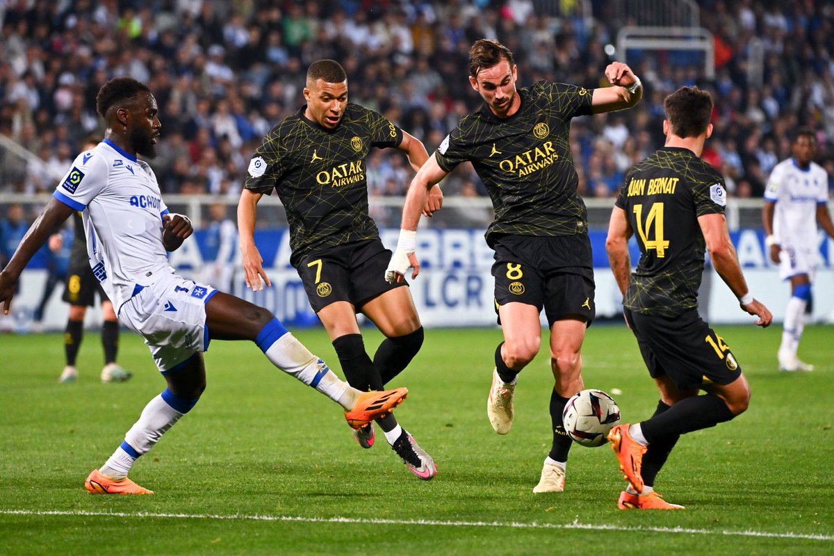 _BeFootball's tweet image. Juan Bernat 🇪🇸 : « 𝗝’𝗔𝗜 𝗣𝗔𝗦𝗦𝗘 𝟱 𝗔𝗡𝗦 𝗔𝗩𝗘𝗖 𝗠𝗕𝗔𝗣𝗣𝗘́ 🇫🇷, 𝗖’𝗘𝗦𝗧 𝗨𝗡 𝗚𝗔𝗠𝗜𝗡 𝗦𝗔𝗡𝗦 𝗘𝗚𝗢 𝗘𝗧 𝗦𝗔𝗡𝗦 𝗟𝗜𝗠𝗜𝗧𝗘𝗦.

Son mental est entièrement tourné vers l’équipe, sans aucun ego. 𝗜𝗹 𝗲𝘀𝘁 𝗮𝗿𝗿𝗶𝘃𝗲́ 𝗮𝘂 𝗥𝗲𝗮𝗹 𝗠𝗮𝗱𝗿𝗶𝗱 𝗮̀ 𝗹’𝗮̂𝗴𝗲…