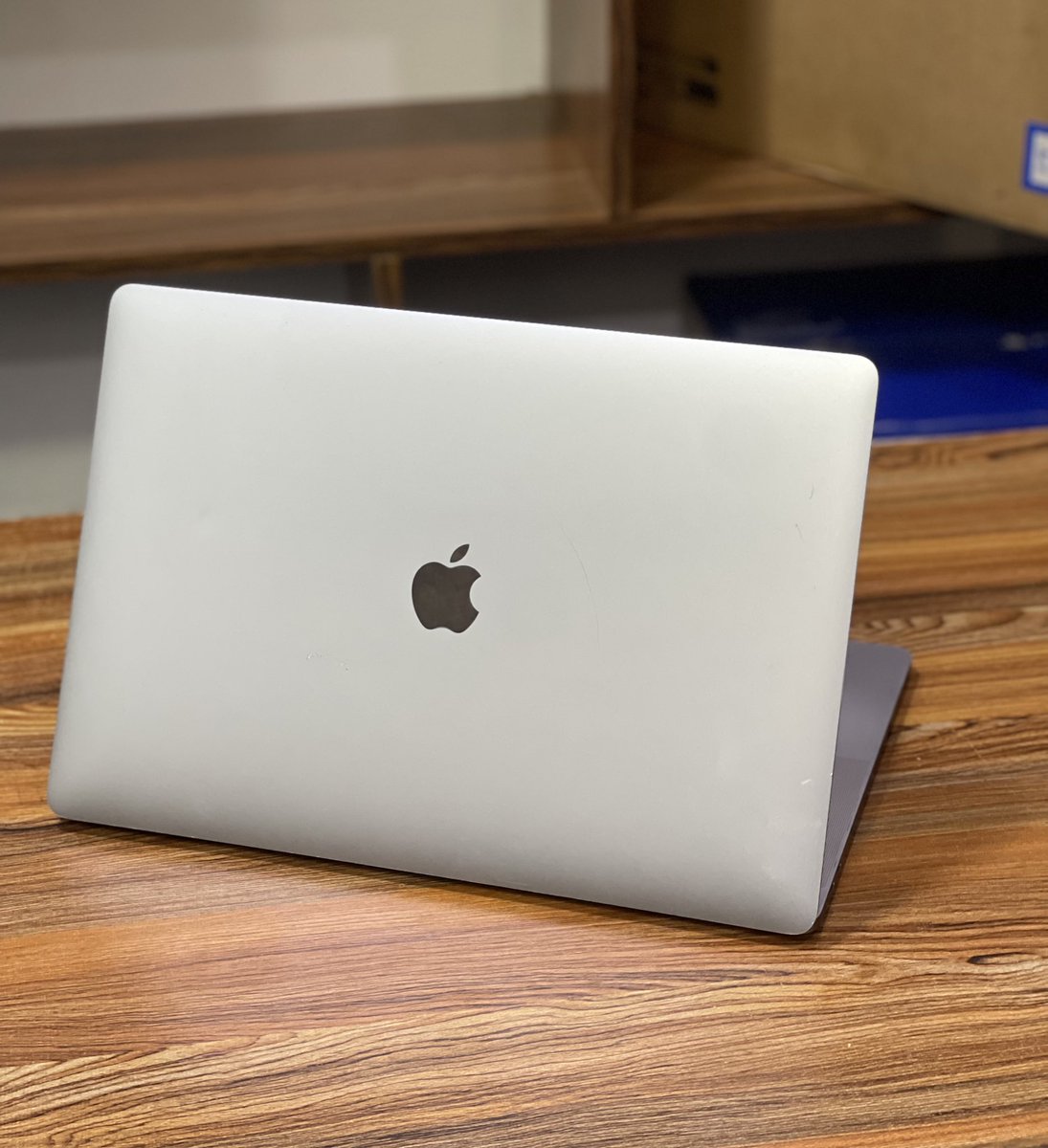 MacBook Pro 2019
YEAR:  2019, Touch Bar/Touch 🆔
Intel®️ Core™️ i5 Processor 
16GB RAM, 256GB SSD 2.8GHz 
13.3” 2K Retina Display 
Intel Iris Plus Graphics 1536MB
Thunderbolts ports/ USB-C
From USA , Neat like NEW 🆕 

🌹¢5300