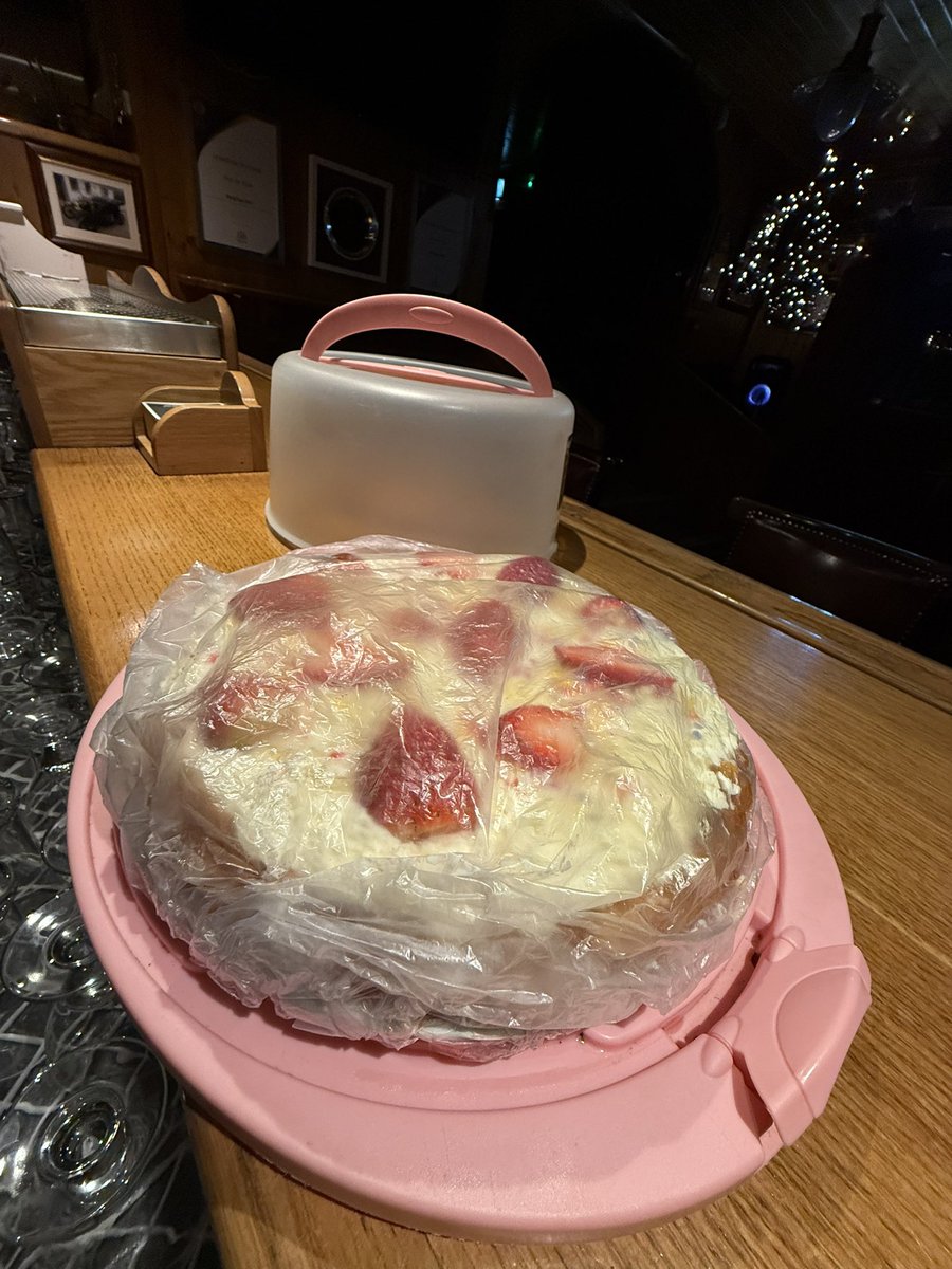 NIAMHBL's tweet image. A New Years bake from a customer. She’s only 87 years young too 🥰 Thank you so much Margaret x #PubLife #BestCustomers #BestParish