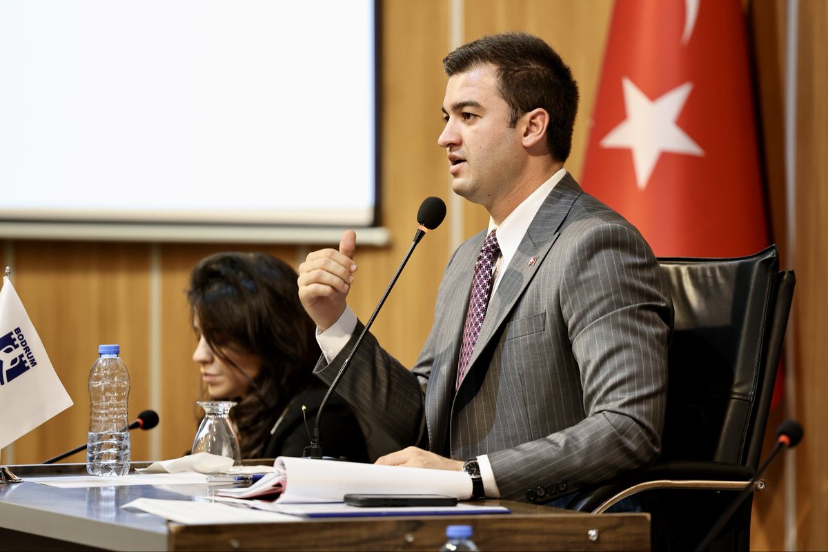 MandalinciTamer's tweet photo. 2026 yılının ilk meclis toplantısını; meclis üyelerimiz, siyasi parti temsilcilerimiz, birim müdürlerimiz,  basın mensuplarımız ve vatandaşlarımızın katılımıyla gerçekleştirdik.
Toplantımızda, geride bıraktığımız aralık ayı faaliyetlerini değerlendirirken, Bodrum’umuzun geleceğine yön verecek gündem maddelerini görüştük. Çalışmalarımızı dün olduğu gibi bugün de adaletli, şeffaf ve hesap verebilir bir yönetim anlayışıyla sürdürüyoruz.
Değerli meclis üyelerimize, basın emekçilerimize ve bizleri gerek salonda gerekse canlı yayından takip eden tüm vatandaşlarımıza teşekkür ediyorum. 
Alınan kararların Bodrum’umuza hayırlı olmasını diliyor; yeni yılda da kentimiz için var gücümüzle çalışmaya, Bodrum için üretmeye devam edeceğimizin sözünü veriyoruz.