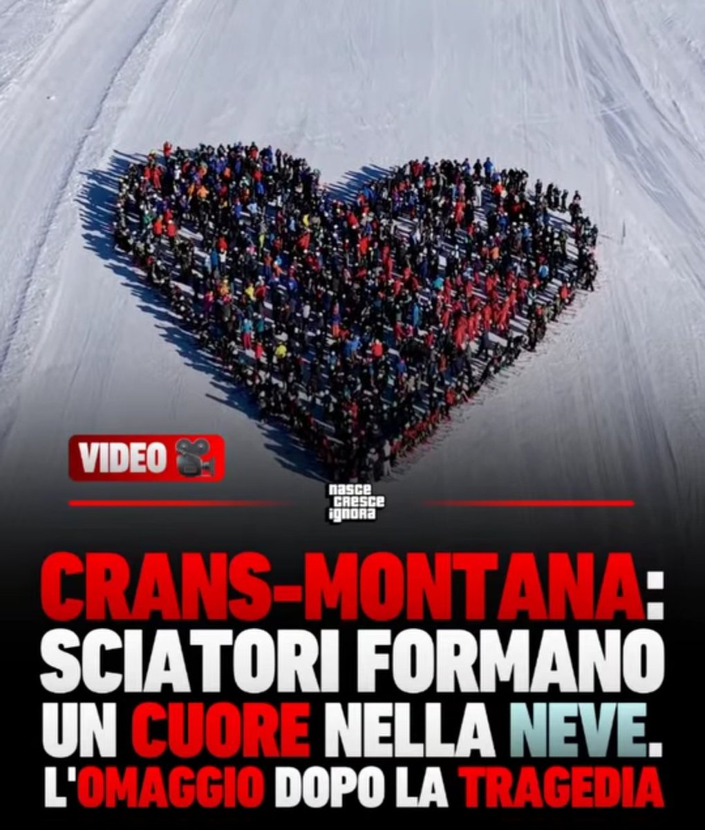 Frenkie_Woody's tweet photo. A Crans-Montana, centinaia di sciatori si sono uniti per formare un cuore gigante sulla pista: un gesto simbolico e potente per onorare chi non c’è più dopo la recente tragedia.
​Nello sport, come nella vita, l’unione è la nostra forza più grande. Un piccolo omaggio per ricordare che, anche nei momenti più bui, la comunità sa restare unita. 🏔️🙏
