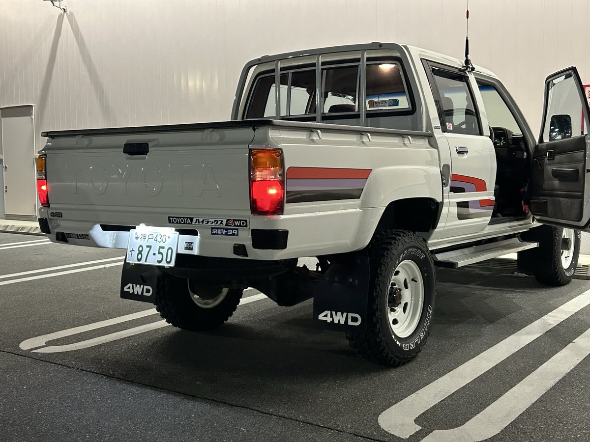 納車以来交換していなかったナンバー灯が遂に切れたので、気分を変えて白色LEDに💡
普段なら電球色一択だが、これはこれでクールだ