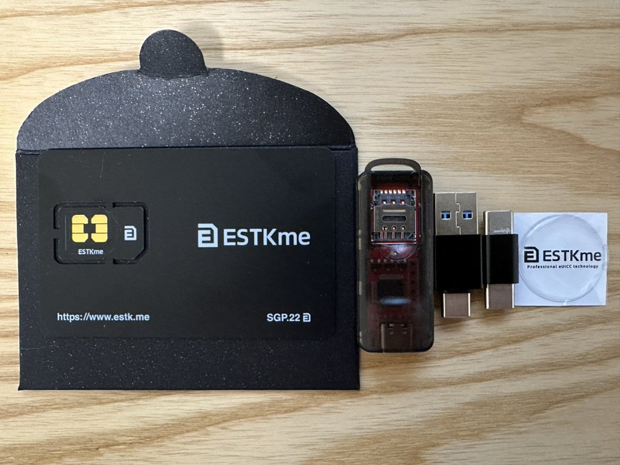 前段时间买的 eSIM 实体卡 ESTKme 开始新年促销了，比我之前买的便宜太多了😭，相当于+10港币就送一个读卡器，还能继续叠加使用永久 9 折优惠码「iio」。之前说过， ESTKme 在 iPhone 上支持直接写卡和切换号码，而且是开源的，完全不用担心跑路后卡怎么办的问题，实乃是非 eSIM iPhone(或Android)