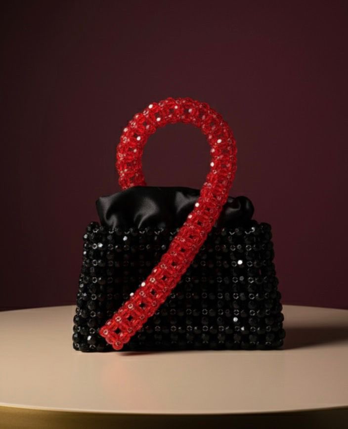 شنطة خرز سوداء مع مسكة حمرا ومبطنة 🖤

اطلبيها من متجر كريستال ✨
📍قريباااا متجرنا الالكتروني