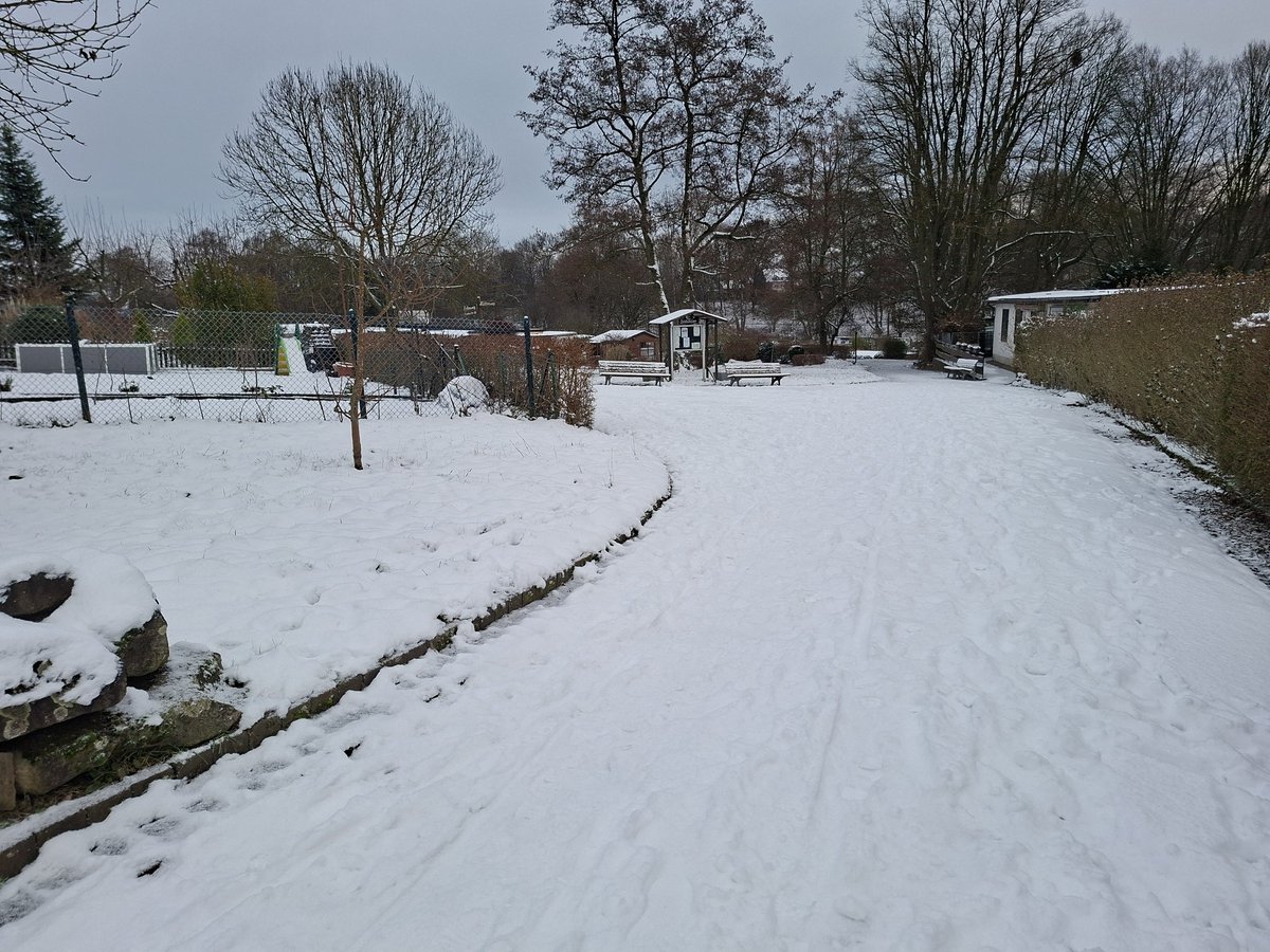 Fabian_Ruhnau's tweet image. Nach weiteren Schneeschauern wird es immer winterlicher in Bochum. Je nach Bodenbeschaffenheit und Verwehungen liegen 1 bis 15 cm auf ca. 130 mm üNN.