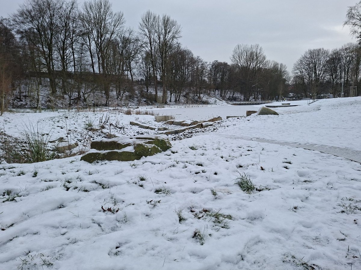 Fabian_Ruhnau's tweet image. Nach weiteren Schneeschauern wird es immer winterlicher in Bochum. Je nach Bodenbeschaffenheit und Verwehungen liegen 1 bis 15 cm auf ca. 130 mm üNN.
