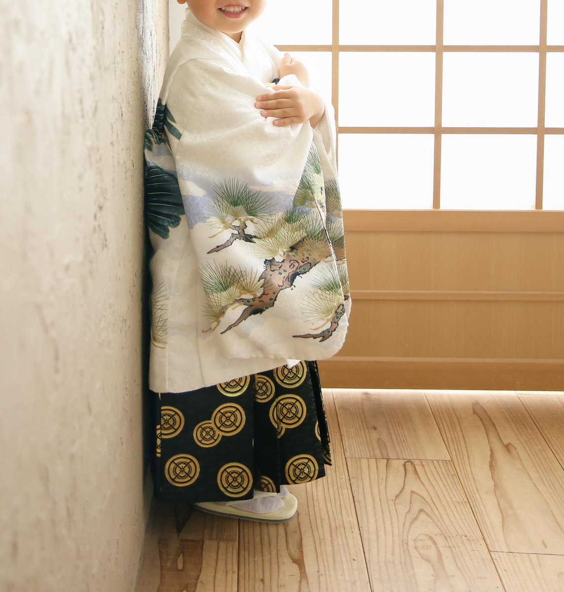 Mic2029's tweet photo. 七五三の写真見返してたら、おそらく腕組みポーズを求められた息子の腕が組めてなくて悶絶してる
ギュッてしてる笑 https://t.co/VY5HzLydqq