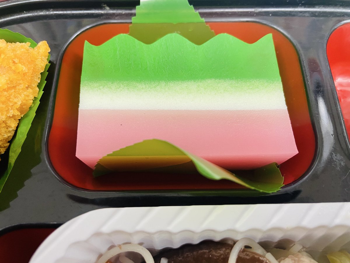 職場でたのめる仕出し屋さんのお弁当、新年営業1日目のデザートはケミカル羊羹でした
