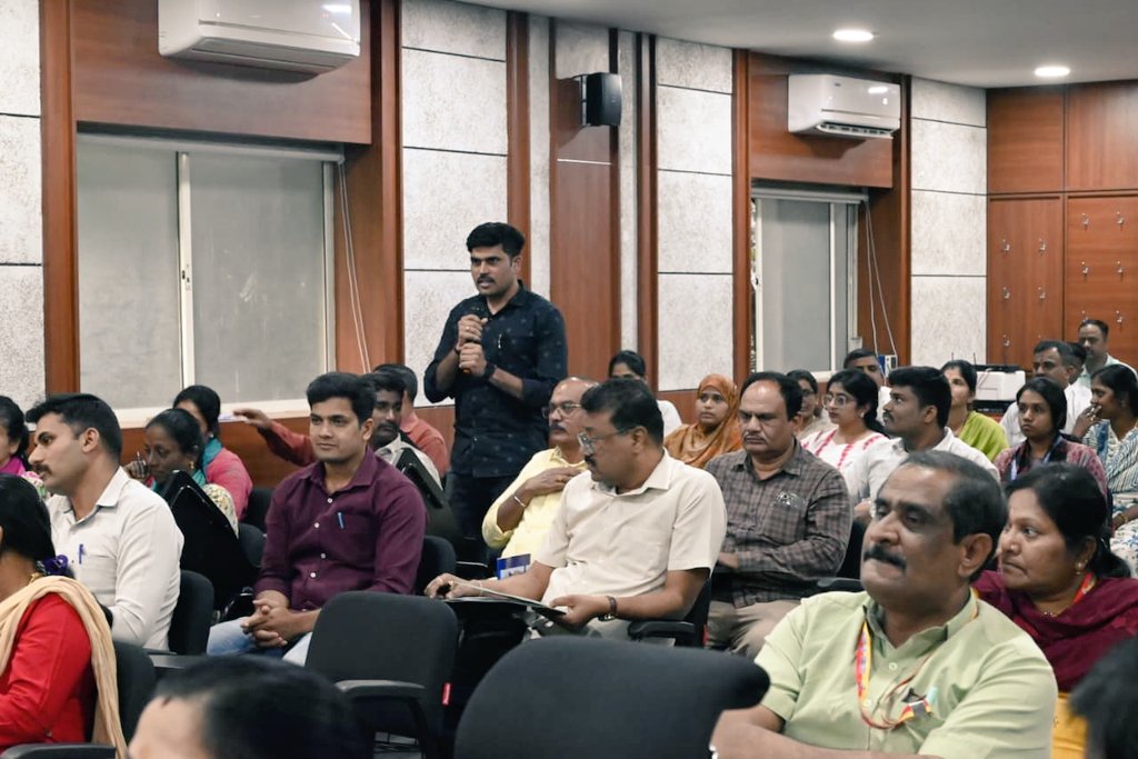 ಬೆಂಗಳೂರು ಜಿಲ್ಲಾ ಪೊಲೀಸ್ ಕಛೇರಿಯಲ್ಲಿ ಕರ್ತವ್ಯ ನಿರ್ವಹಿಸುತ್ತಿರುವ ಅಧಿಕಾರಿ/ಸಿಬ್ಬಂದಿಗಳ ಸಭೆಯನ್ನು ಕರೆದು, ಕರ್ತವ್ಯವನ್ನು ಉತ್ತಮವಾಗಿ ಮತ್ತು ಜವಾಬ್ದಾರಿಯಿಂದ ನಿರ್ವಹಿಸುವ ಕುರಿತು ಅಗತ್ಯ ಸೂಚನೆಗಳನ್ನು ನೀಡಿ, ಅವರ ಕುಂದುಕೊರತೆಗಳ ಬಗ್ಗೆ ವಿಚಾರಿಸಲಾಯಿತು.