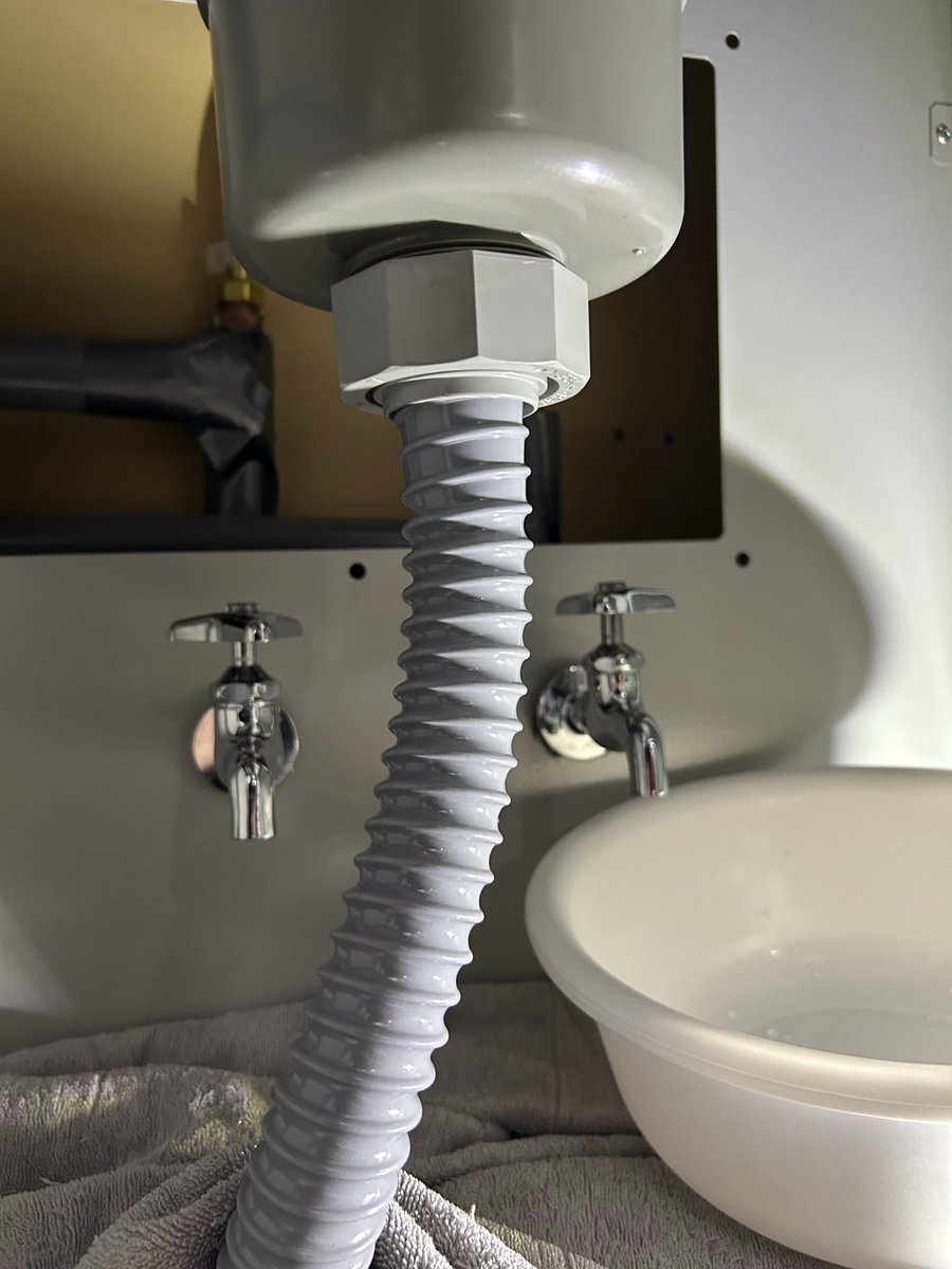 HappyLife4510's tweet photo. 家を留守にしてる間に水道凍結してしまい解氷を頼まれる件数が増えてきてます。
就寝時にも凍結する場合がありますので水落としはしっかりと行って下さい
もし凍結した場合は早目に解氷しないと破裂する事もあります！

札幌の業者ですので近場であれば直ぐに駆け付けます。

https://t.co/5DbP0q3QXA https://t.co/jHkbi5qlSv