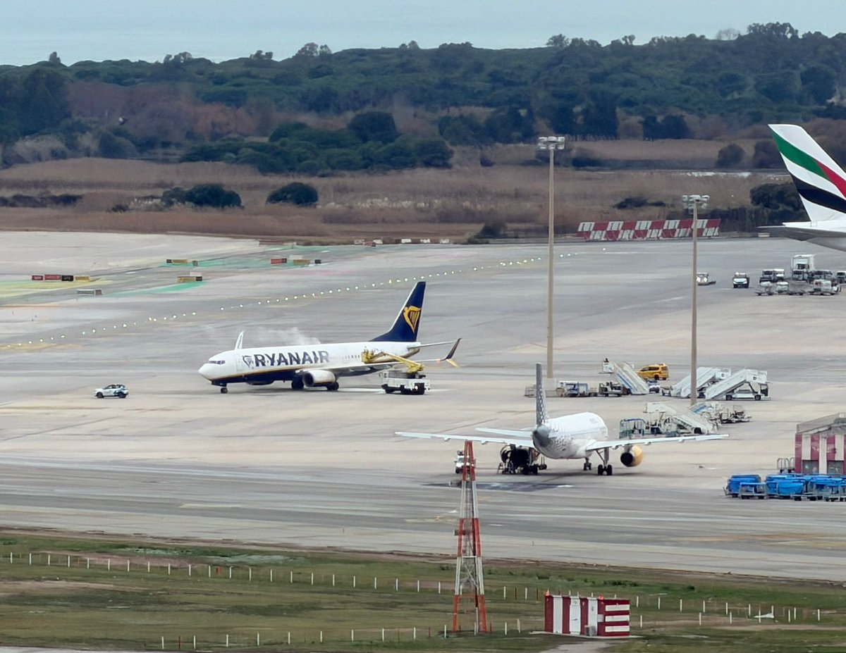 Avui fins i tot es veuen deicings al Prat! Gens habitual, potser es veu un o dos cops l'any màxim.