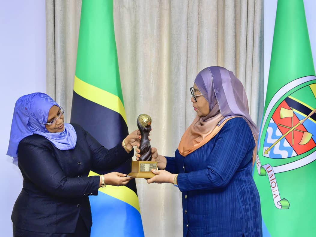 SmartChannel_Tv's tweet photo. Rais wa Jamhuri ya Muungano wa Tanzania Mhe. Dkt. Samia Suluhu Hassan apokea Tuzo 3 za Utalii za “WORLD TRAVEL AWARDS” ambazo Tanzania imeshinda, Ikulu Ndogo ya Tunguu, Zanzibar https://t.co/qQSTV4aGF5