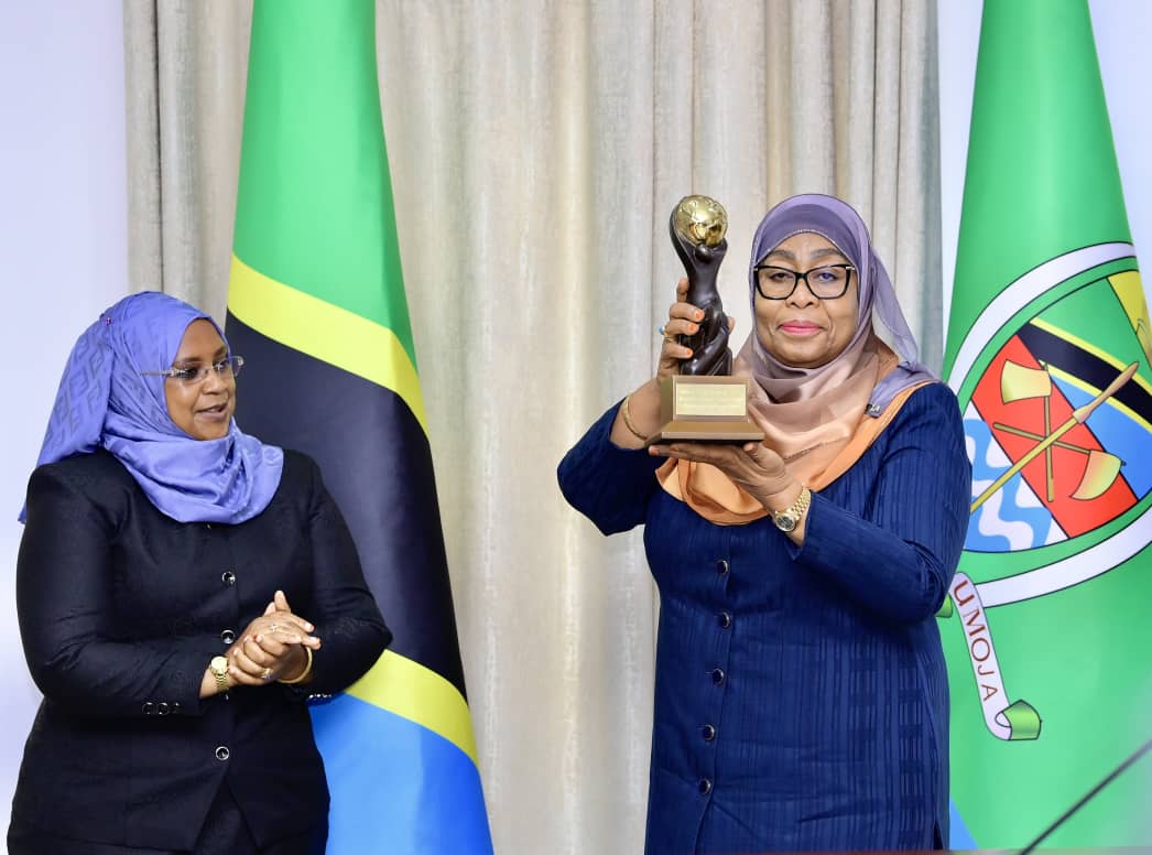 Rais wa Jamhuri ya Muungano wa Tanzania Mhe. Dkt. Samia Suluhu Hassan apokea Tuzo 3 za Utalii za “WORLD TRAVEL AWARDS” ambazo Tanzania imeshinda, Ikulu Ndogo ya Tunguu, Zanzibar