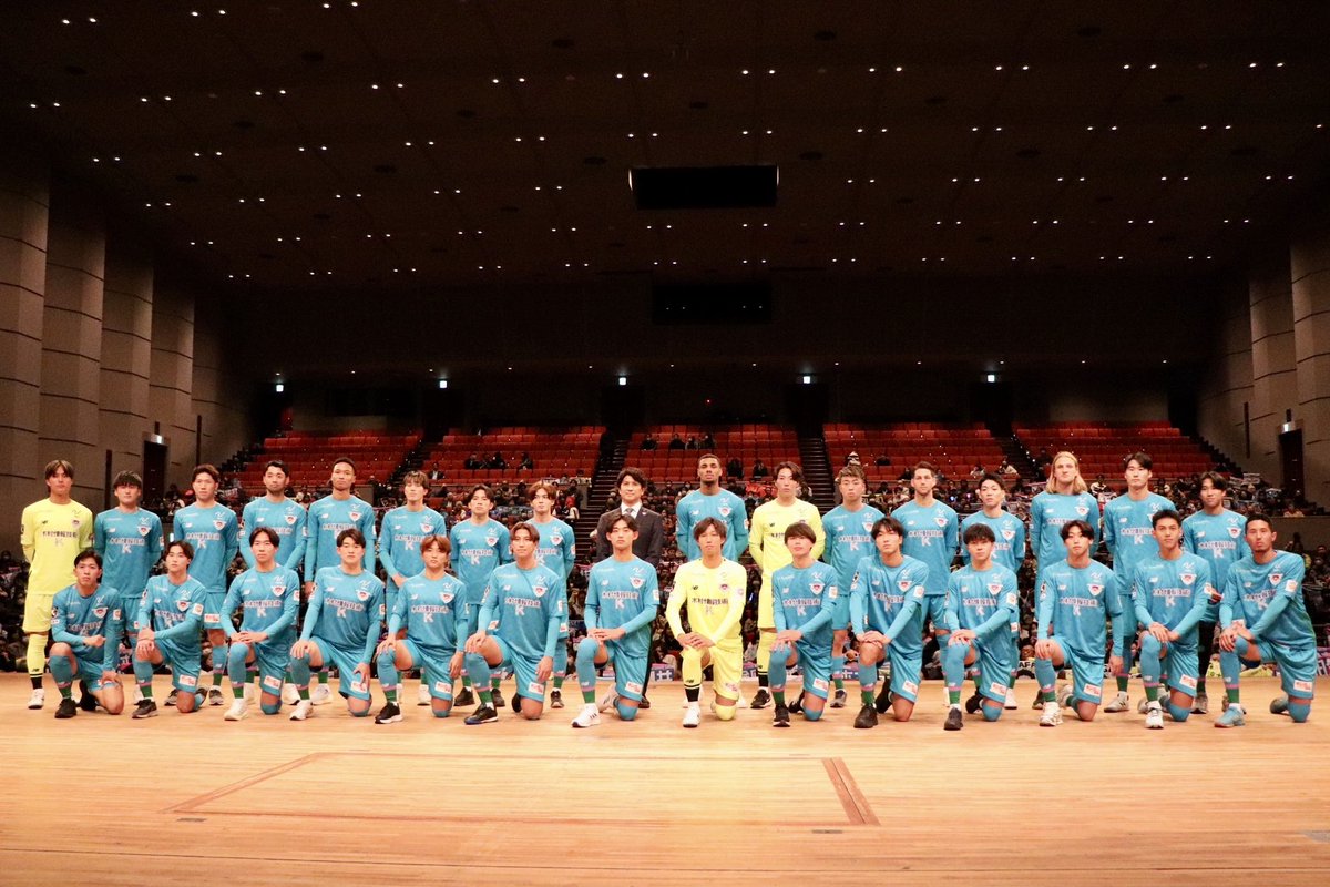 saganofficial17's tweet photo. チーム始動日&新体制発表会
➖➖➖➖➖➖➖➖➖➖➖➖⚽️

本日は寒い中、たくさんのご来場
ありがとうございました✨

スタジアム公開練習では、約300名のファン・サポーターの皆さまに見守られながら、チーム始動日を迎えることができ、最高のスタートに🔥

新体制発表会では、小菊監督をはじめとした新チーム・新加入選手紹介・背番号・スローガンを発表✨

新シーズンも17の誇りを胸に
共に戦いましょう‼️‼️

#サガン鳥栖
#sagantosu
#ONEHEART
#NEXTLEVEL