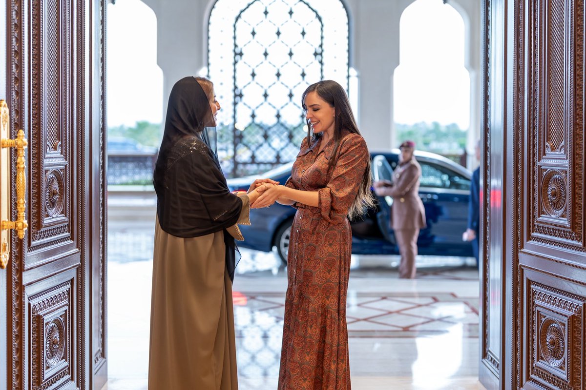RoyalOmanFamily's tweet photo. 📸: استقبلت السيدة الجليلة حرم جلالة السُّلطان المعظّم – حفظها الله ورعاها – ليلى إلهام حيدر علييف، ابنة الرئيس الأذربيجاني إلهام علييف ونائبة رئيس مؤسسة حيدر علييف، وذلك بقصر البركة العامر، في إطار زيارتها لسلطنة عُمان.

وقد رحّبت السيدة الجليلة بالضيفة، متمنيةً لها زيارةً موفقةً وطيبة، فيما عبّرت الضيفة عن بالغ سعادتها بزيارة سلطنة عُمان، مقدّرةً للسيدة الجليلة حفاوة الاستقبال وكرم الضيافة.