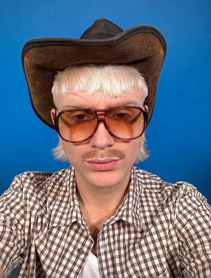 belgicadisco's tweet image. thinking ab this… it had to be for a farmcore music video RIGHT???